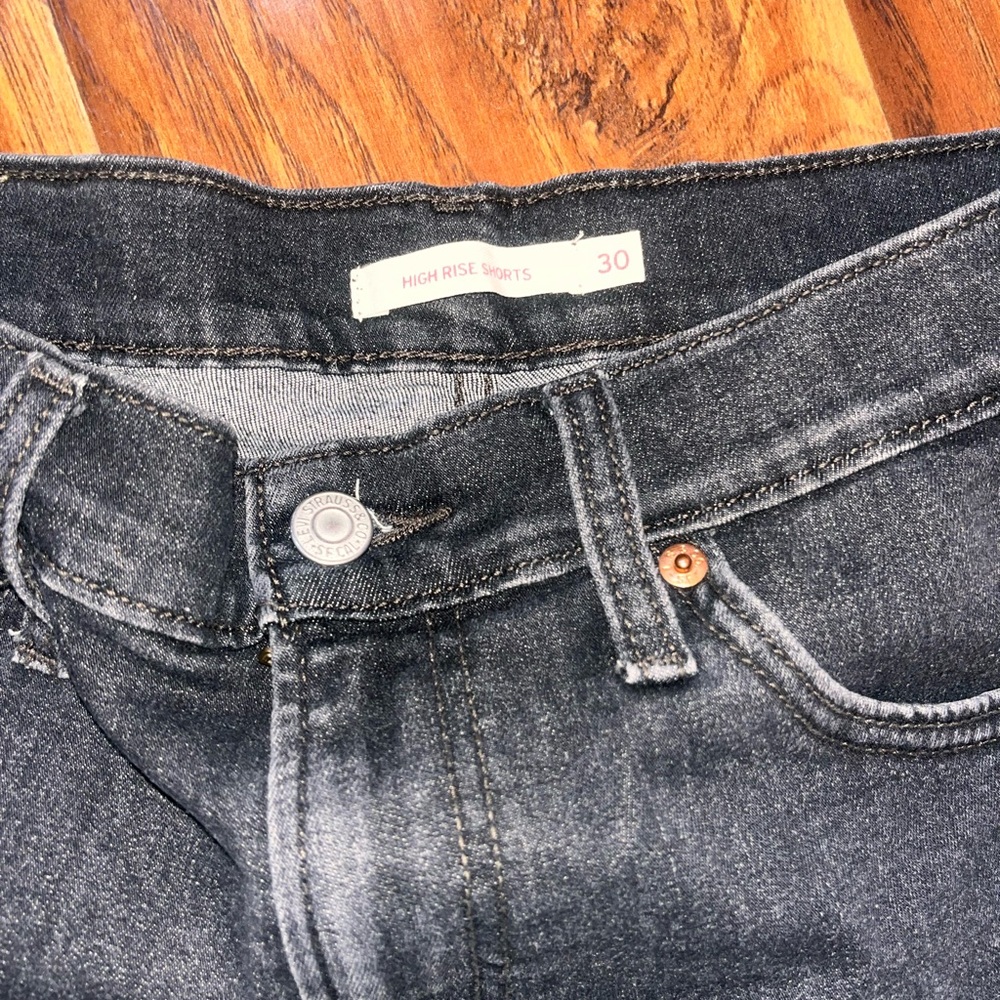 LEVIS HIGH RISE BLACK SHORTS - Picture 3 of 5